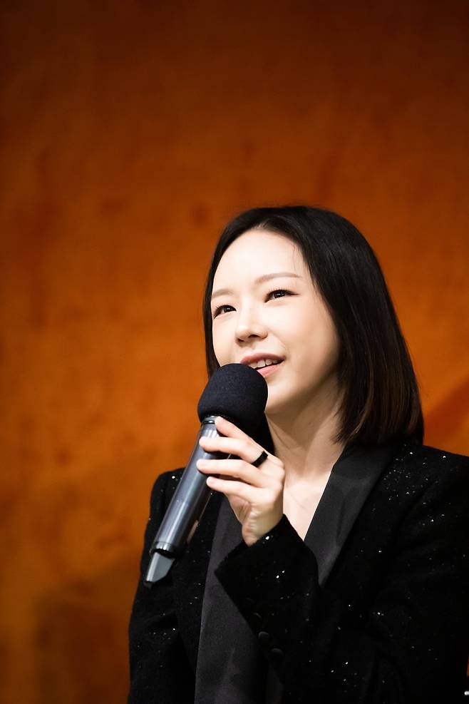 지난 24일 서울 강남구 풍월당에서 열린 기자간담회에서 지휘자 진솔이 말하고 있다. /사진출처. 더브로드.