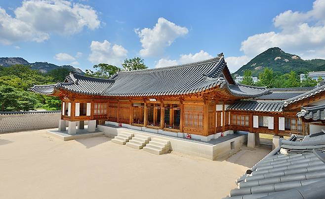 명성황후가 일본군에 시해된 을미사변의 현장이자 우리나라 최초로 전등을 밝힌 경복궁 내 건청궁이 2023년 8월15일부터 전시회와 함께 특별 개방된다. 문화재청 제공