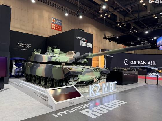Hyundai Rotem's K2PL main battle tank is on display at the Seoul International Aerospace & Defense Exhibition on Oct. 20 in Goyang, Gyeonggi [CHO YONG-JUN]