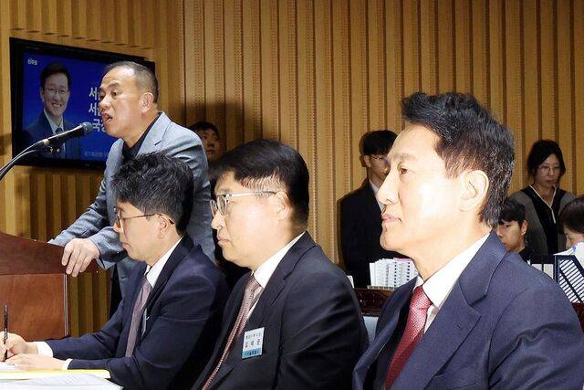 오세훈(오른쪽 첫 번째) 시장이 23일 서울시청에서 열린 국회 행정안전위원회 국정감사에서 증인으로 출석한 명태균씨의 발언을 듣고 있다. 오 시장과 명씨는 다음 달 8일 여론조사비 대납 의혹과 관련해 특검에서 대질조사를 받는다. 뉴시스