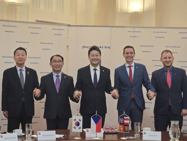 (왼쪽부터)강태형 경기도의회 건설교통위원회 의원, 김선영 경제노동위원회 부위원장, 김진경 경기도의회 의장, 얀 그롤리히 남모라비아주의회 의장, 얀 자메츠닉 부의장과 손을 맞잡고 기념촬영을 하고 있다. 김경희기자