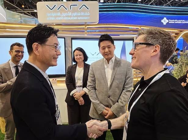 이창권(앞줄 왼쪽) KB금융지주 디지털·IT부문장과 매튜 화이트 가상자산규제청(VARA) CEO가 악수하고 있다. / 사진=KB금융그룹