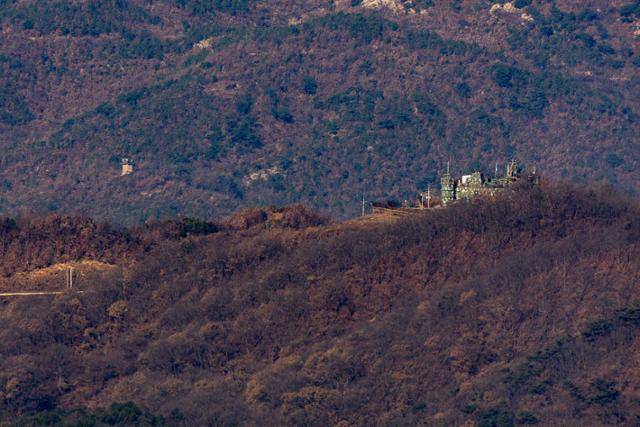 경기 연천군 비무장지대(DMZ)에서 우리 GP(오른쪽)와 북한 GP가 군사분계선(MDL)을 사이에 두고 마주 보고 있다. [사진출처=연합뉴스]
