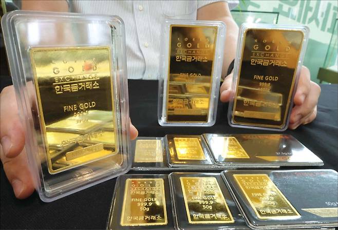 사상 최고치로 치솟은 금 가격이 향후 더 상승할 수 있다는 전망이 나온다. 사진은 서울 종로구 한국금거래소에 전시된 골드바. (연합뉴스)