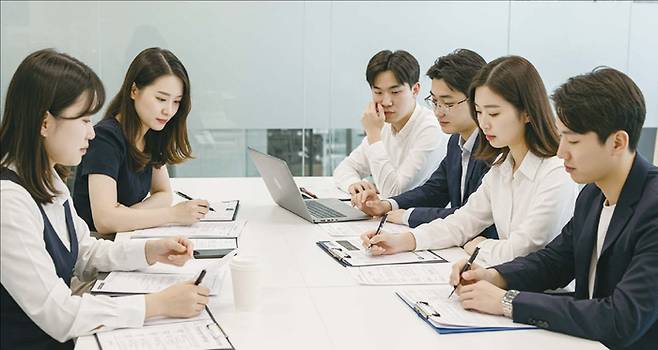 망하는 회사일수록 회의 시간이 길어진다. 정서 공유의 수도관이 없으면 물(정보)은 중간에 다 새어나간다. 조직 문화는 소통을 가능케 하는 정서 공유의 방식을 뜻한다. (게티이미지뱅크 제공)