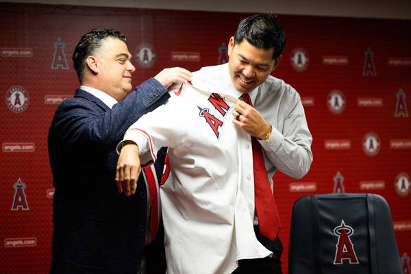 페리 미나시안 에인절스 단장이 스즈키 신임 감독에게 유니폼을 입혀주고 있다. 사진= William Liang-Imagn Images= 연합뉴스 제공