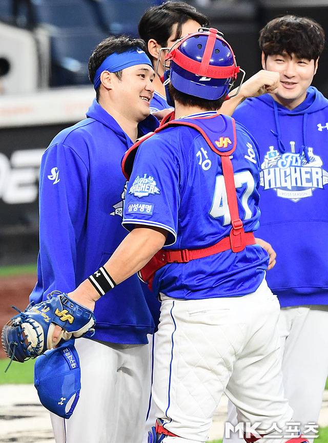 19일 오후 대전 한화생명볼파크에서 열린 ‘2025 신한 SOL Bank KBO 포스트시즌’ 삼성 라이온즈와 한화 이글스의 플레이오프(5전 3선승제) 2차전에서 삼성이 선발 최원태의 7이닝 1실점 호투를 앞세워 7-3으로 승리, 시리즈 전적을 1승1패로 원점으로 돌렸다. 삼성 최원태와 강민호가 승리 후 포옹을 나누고 있다. 사진=김영구 기자