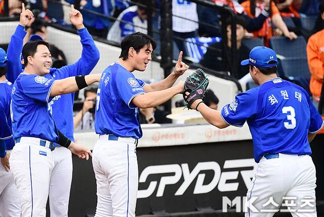 19일 오후 대전 한화생명볼파크에서 ‘2025 신한 SOL Bank KBO 포스트시즌’ 삼성 라이온즈와 한화 이글스의 플레이오프(5전 3선승제) 2차전이 열렸다. 7회말 2사에서 삼성 선발 최원태가 한화 권광민을 삼진잡고 더그아웃으로 들어가고 있다. 사진=김영구 기자
