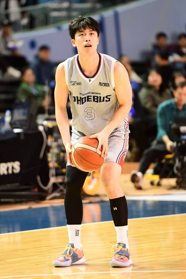 박무빈은 MK스포츠와의 전화 인터뷰에서 “처음에는 힘들었다. 근데 뛰다 보니 적응도 되고 트레이너 형들과 몸 관리를 하다 보니 괜찮다”며 “(양동근)감독님께서 계속 믿고 기용해주셔서 가능한 일이기도 하다. 예전에는 힘들다는 생각이 들면 교체 사인을 냈는데 지금은 그걸 넘어보려고 더 뛰고 있다. 힘든 순간을 한 번 넘기면 다음부터는 또 괜찮아지더라. 이제는 노하우도 생기는 것 같다”고 이야기했다. 사진=KBL 제공