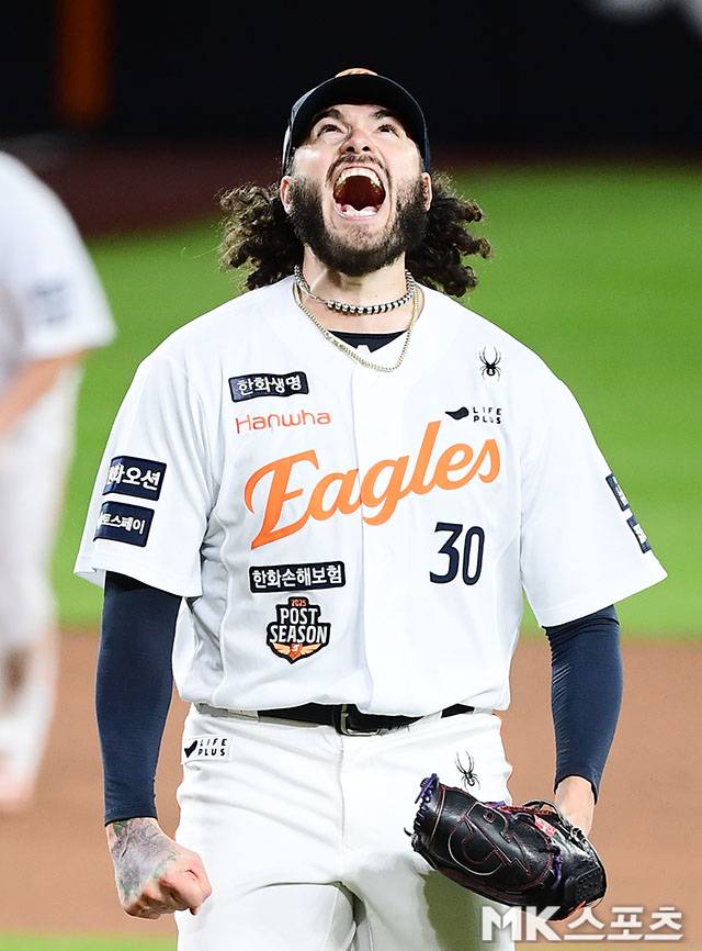 24일 오후 대전 한화생명볼파크에서 ‘2025 신한 SOL Bank KBO 포스트시즌’ 한화 이글스와 삼성 라이온즈의 플레이오프(5전 3선승제) 5차전이 열렸다. 5회초 2사에서 한화 선발 폰세가 삼성 디아즈를 삼진처리한 후 포효하고 있다. 사진(대전)=김영구 기자