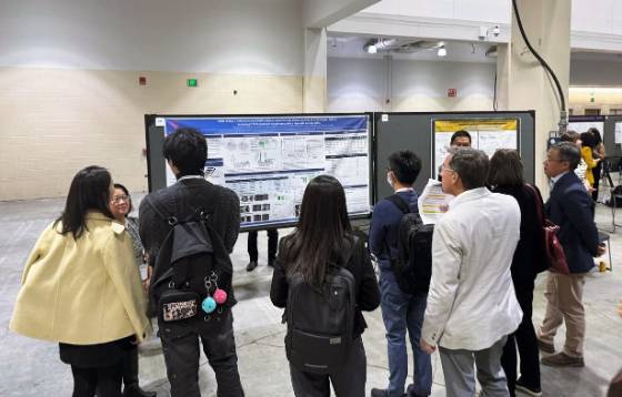 'AACR-NCI-EORTC 2025' 참석자들이 현장에서 보로노이 'VRN11' 임상결과에 대한 포스터 설명을 참관하고 있다. /사진=보로노이