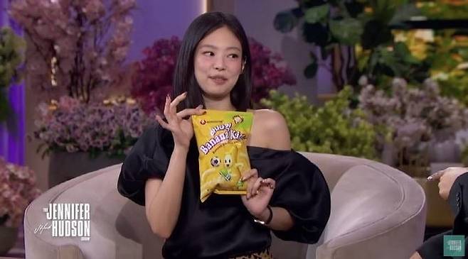 그룹 블랙핑크 멤버 제니가 미국 토크쇼 '제니퍼 허드슨쇼'에서 가장 좋아하는 한국 간식으로 농심 '바나나킥'을 소개하던 모습./사진=유튜브