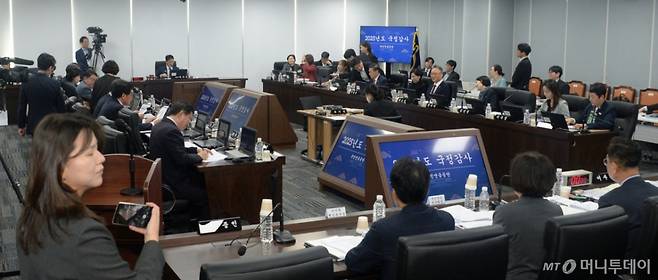 '2025년도 보건복지위원회 국정감사'가 열린 22일 전북 전주시 국민연금공단 국정감사장에서 의원들이 국정감사 시작에 앞서 자리를 정돈하고 있다. 2025년도 보건복지위원회 국정감사는 국회 복지위 행정처의 요청으로 공간 협소와 감사장 내 취재진 정리 등의 별도 인원이 없다는 이유로 취재진의 출입을 제한했다 뒤늦게 입장을 허용했다./사진=뉴시스 /사진=김얼