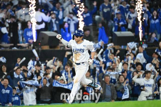 22일 대구 삼성라이온즈파크에서 열린 '2025 신한 SOL BANK KBO 포스트 시즌' 삼성 라이온즈와 한화 이글스 플레이오프(PO) 4차전 경기. 삼성 김영웅이 7회말 1사 1-2루에 역전 3점 홈런을 친 후 기뻐하고 있다. 김영웅은 앞선 타석에서 동점 3점 홈런을 기록했다./마이데일리