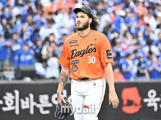 18일 오후 대전광역시 중구 대전 한화생명볼파크에서 진행된 '2025 프로야구 KBO리그 포스트시즌' 플레이오프(PO) 1차전 한화이글스와 삼성라이온즈의 경기. 한화 폰세가 4회초 삼성 김태훈에게 솔로홈런을 허용한 뒤 아쉬워 하고 있다./마이데일리