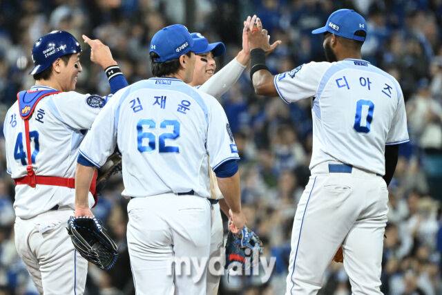 22일 대구 삼성라이온즈파크에서 열린 '2025 신한 SOL BANK KBO 포스트 시즌' 삼성 라이온즈와 한화 이글스 플레이오프(PO) 4차전 경기. 삼성이 7-4로 한화에 승리한 뒤 기뻐하고 있다. 삼성 김영웅은 6회 동점 3점 홈런과 7회 역전 3점 홈런을 기록했다./대구=한혁승 기자 hanfoto@mydaily.co.kr