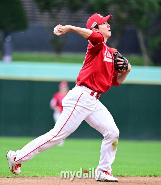 2025년 10월 11일 오후 인천 SSG랜더스필드에서 열린 '2025 신한 SOL Bank KBO 포스트시즌' 삼성 라이온즈와 SSG 랜더스의 준플레이오프 2차전 경기. SSG 유격수 박성한이 6회초 2사 1루서 삼성 강민호의 타구를 처리하고 있다./마이데일리