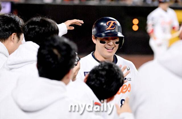 2025년 10월 24일 오후 대전한화생명볼파크에서 열린 '2025 신한 SOL BANK KBO 포스트 시즌' 삼성 라이온즈와 한화 이글스의 플레이오프(PO) 5차전 경기. 한화 1루 주자 노시환이 3회말 1사 1.3루서 채은성의 1타점 2루타 때 삼성 우익수 김성윤의 송구 실책 때 홈을 밟고 동료들의 축하를 받고 있다./대전=유진형 기자 zolong@mydaily.co.kr