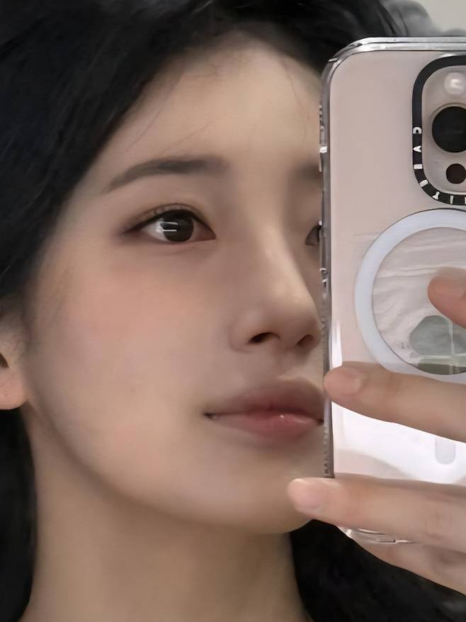 아이폰으로 셀카를 찍고 있는 수지 [SNS]
