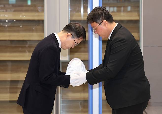 캄보디아 범죄 단지에서 고문 후 살해된 20대 대학생 박모씨의 유해가 지난 21일 인천국제공항을 통해 송환돼 안중만 경북경찰청 형사기동대장에게 전달되고 있다. [연합]