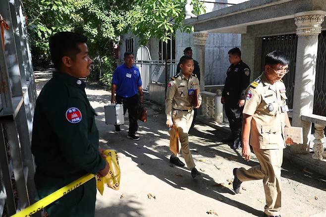 지난 20일(현지시간) 캄보디아 프놈펜 턱틀라 사원에서 현지 범죄조직에 납치돼 피살당한 한국인 대학생 박모 씨의 부검 및 화장절차가 끝난 뒤 현지 법의학자와 경찰을 비롯한 당국자들이 사원을 빠져나가고 있다. [연합]