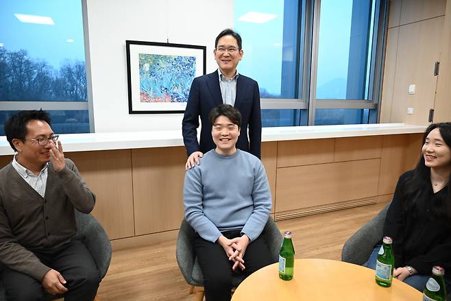 이재용 삼성전자 회장이 지난해 1월 10일 서울 우면동 삼성리서치를 방문해 연구원들과 간담회를 가진 뒤 기념촬영하고 있다. [삼성전자 제공]