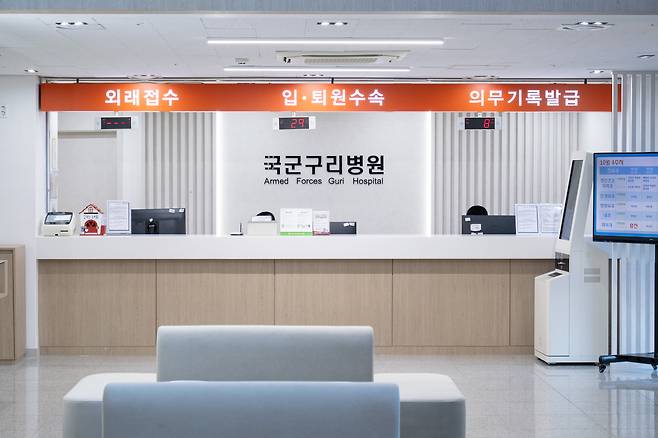 한화에어로스페이스가 리모델링을 마친 경기 구리시 국군구리병원 로비. [한화에어로스페이스 제공]