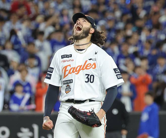 한화 선발 투수 폰세가 24일 대전한화생명볼파크에서 열린 삼성과 KBO리그 포스트시즌 플레이오프 5차전에서 5회초를 무실점으로 마친 뒤 포효하고 있다. [연합]