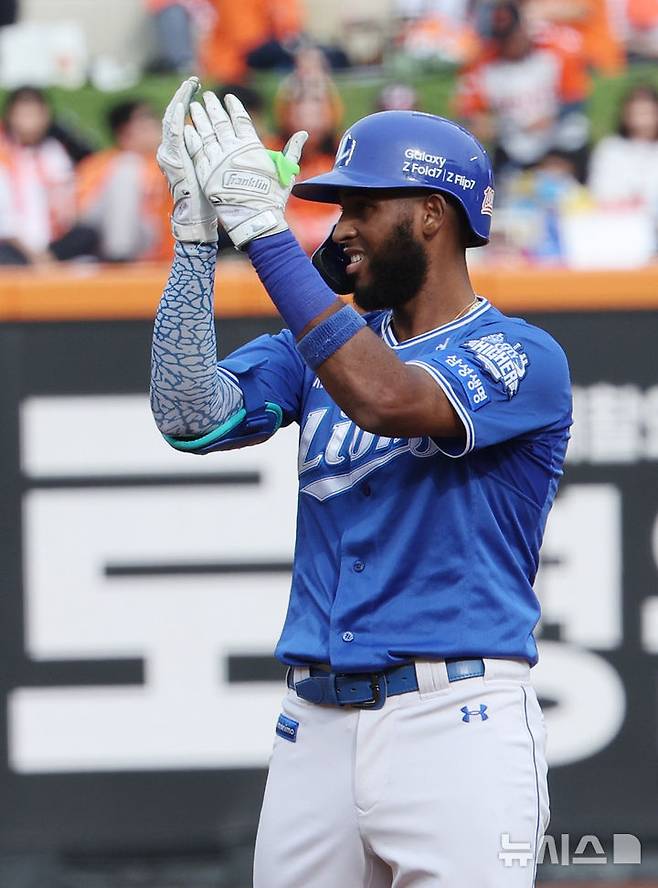 [대전=뉴시스] 김진아 기자 = 19일 대전 중구 한화생명볼파크에서 열린 2025 KBO 포스트시즌 플레이오프 2차전 삼성 라이온즈와 한화 이글스의 경기, 3회초 1사 1,3루 삼성 디아즈가 역전 1타점 2루타를 친 뒤 기뻐하고 있다.2025.10.19. bluesoda@newsis.com