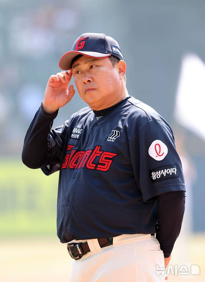 [서울=뉴시스] 김금보 기자 = 22일 서울 송파구 잠실야구장에서 열린 프로야구 2025 KBO리그 개막전 롯데 자이언츠 대 LG 트윈스의 경기 시작전 롯데 김태형 감독이 관중석을 바라보고 있다. 2025.03.22. kgb@newsis.com