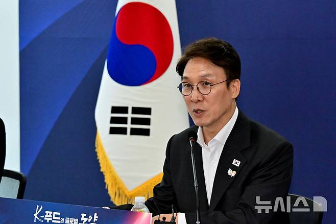 [밀양=뉴시스] 차용현 기자 = 김민석 국무총리가 24일 오후 경남 밀양시 삼양식품 밀양공장에서 열린 제5회 국정현안관계장관회의에 참석해 모두 발언을 하고 있다. 2025.10.24. con@newsis.com