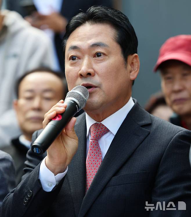 [서울=뉴시스] 조성우 기자 = 장동혁 국민의힘 대표가 24일 오전 서울 노원구 상계5 재정비촉진구역에서 열린 국민의힘 부동산 대책 현장 회의에서 발언하고 있다. (공동취재) 2025.10.24. photo@newsis.com