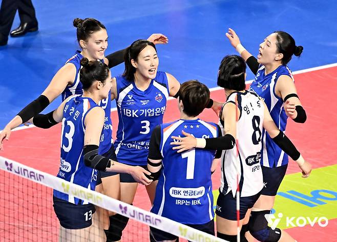 [서울=뉴시스]여자배구 IBK기업은행, 시즌 첫 승. (사진=KOVO 제공)