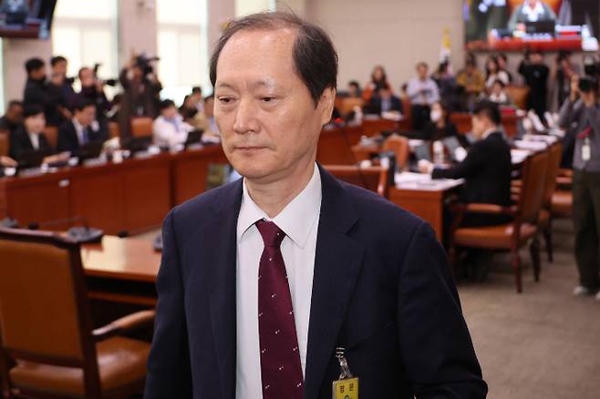 이완규 전 법제처장이 24일 서울 여의도 국회 법제사법위원회에서 열린 법제처에 대한 국정감사에서 증인선서 거부 사유를 소명한 뒤 자리로 돌아가고 있다. 연합뉴스