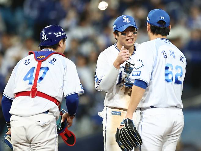22일 대구삼성라이온즈파크에서 열린 2025 KBO 포스트시즌 플레이오프 한화 이글스 대 삼성 라이온즈 4차전. 7 대 4 삼성의 승리로 경기가 끝난 후 삼성 포수 강민호가 김영웅에게 허리 숙여 인사를 하고 있다. 연합뉴스