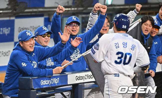 [OSEN=대구, 이석우 기자] 22일 대구 삼성라이온즈파크에서 2025 신한 SOL뱅크 KBO 플레이오프 삼성 라이온즈와 한화 이글스의 4차전 경기가 열렸다. 홈팀 삼성은 원태인이, 방문팀 한화는 정우주가 선발 투수로 출전했다.삼성 라이온즈 김영웅이 7회말 1사 1,2루 우월 역전 3점 홈런을 치고 박진만 감독과 코치들의 축하를 받고 있다. 2025.10.22 / foto0307@osen.co.kr