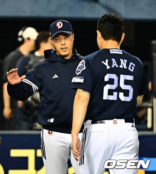 [OSEN=잠실, 지형준 기자] 프로야구 LG 트윈스가 매직넘버 '1'을&nbsp;지우지 못했다. 두산 베어스에 발목이 잡혔다.&nbsp;LG는&nbsp;30일 서울 잠실구장에서 열린 2025 KBO리그 두산과 경기에서 0-6으로 패배했다.&nbsp;LG는 2연패를 당하며 정규시즌 우승을 확정짓지 못했다. LG는 1일 NC와 시즌 최종전을 치른다. 이기면 자력 우승이다. 이날 한화가 롯데에 연장 10회 끝내기 승리를 거둬 타이브레이커 경우의 수가 남아있다.&nbsp;경기를 마치고 두산 조성환 감독대행이 양의지와 승리를 기뻐하고 있다. 2025.09.30 /jpnews@osen.co.kr