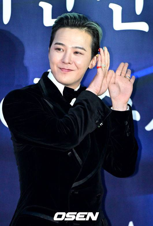 [OSEN=최규한 기자] 23일 오후 서울 장충동 국립극장 해오름극장에서 '2025 대한민국 대중문화예술상' 레드카펫 행사가 열렸다.올해로 16회를 맞이한 '대중문화예술상'은 대중문화예술인들의 사회적 위상과 창작 의욕을 높이고, 대중문화예술산업 발전에 이바지한 이들의 공을 기리고자 마련된 대중문화예술 분야 최고 권위의 정부 포상이다.가수 지드래곤이 레드카펫을 밟고 있다. 2024.10.23 / dreamer@osen.co.kr