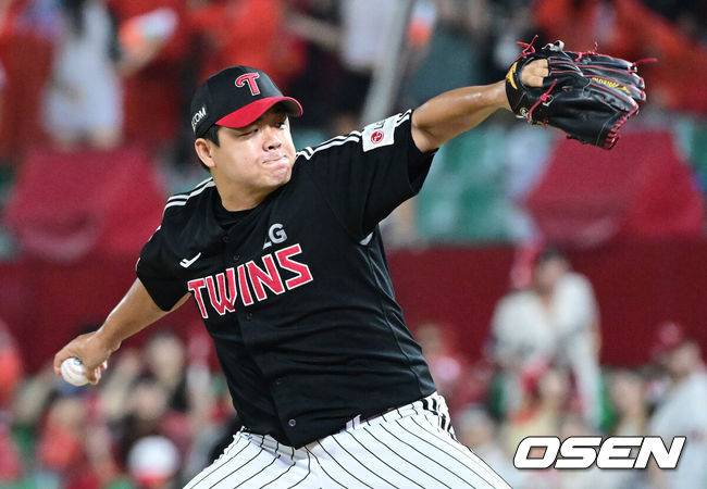 [OSEN=인천, 최규한 기자] 17일 인천 SSG랜더스필드에서 ‘2025 신한 SOL Bank KBO리그’ SSG 랜더스와 LG 트윈스의 경기가 열렸다. 7회말 마운드에 오른 LG 장현식이 힘차게 공을 뿌리고 있다. 2025.08.17 / dreamer@osen.co.kr