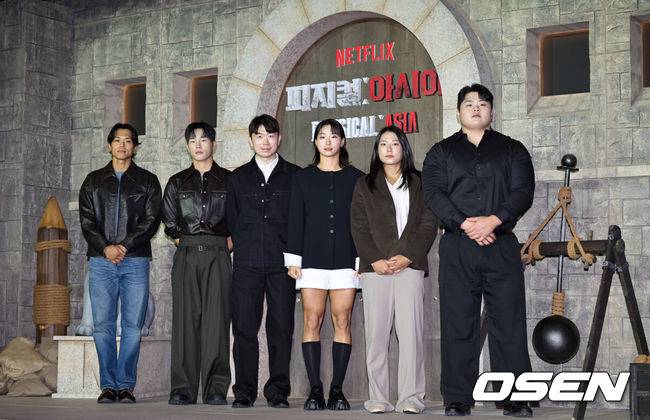 [OSEN=조은정 기자] 넷플릭스 '피지컬: 아시아' 제작발표회가 24일 오후 서울 강남구 웨스틴 서울 파르나스에서 열렸다.피지컬: 아시아는 한국, 일본, 태국, 몽골, 튀르키예, 인도네시아, 호주, 필리핀 등 8개국이 국기를 걸고 펼치는 피지컬 전쟁이다. 아모띠, 윤성빈, 장호기PD, 장은실, 최승연, 김민재가 포즈를 취하고 있다. 2025.10.24 /cej@osen.co.kr