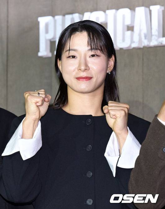 [OSEN=조은정 기자] 넷플릭스 '피지컬: 아시아' 제작발표회가 24일 오후 서울 강남구 웨스틴 서울 파르나스에서 열렸다.피지컬: 아시아는 한국, 일본, 태국, 몽골, 튀르키예, 인도네시아, 호주, 필리핀 등 8개국이 국기를 걸고 펼치는 피지컬 전쟁이다. 장은실이 포즈를 취하고 있다. 2025.10.24 /cej@osen.co.kr