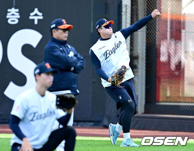 [OSEN=대전, 최규한 기자] 24일 대전 한화생명볼파크에서 ‘2025 신한 SOL Bank KBO리그’ 포스트시즌 플레이오프 5차전 삼성 라이온즈와 한화 이글스의 경기가 열린다.한화는 코디 폰세, 삼성은 최원태를 선발로 내세운다.경기를 앞두고 한화 류현진을 비롯한 선수들이 훈련을 펼치고 있다. 2025.10.24 / dreamer@osen.co.kr