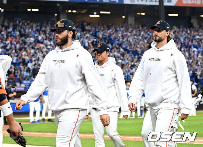 [OSEN=대전, 이대선 기자] 삼성은 19일 대전 한화생명볼파크에서 열린 포스트시즌 플레이오프 2차전 한화 이글스와의 경기에서 타선이 폭발하며 7-3 완승을 거뒀다.시리즈 전적 1승 1패로 동률을 만들고 홈구장 대구 삼성라이온즈파크로 돌아간다. 경기 종료 후 한화 폰세와 와이스가 아쉬워하고 있다. 2025.10.19 /sunday@osen.co.kr