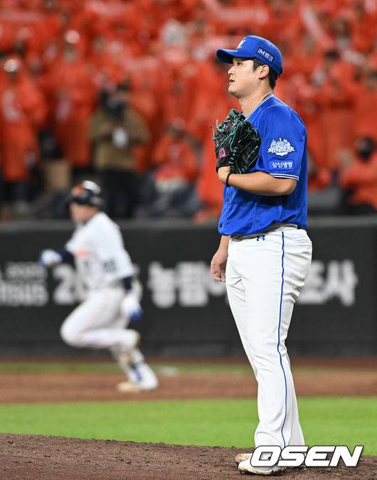 [OSEN=대전, 손용호 기자] 24일 오후 대전 한화생명볼파크에서 2025 신한 SOL Bank KBO리그 포스트시즌 플레이오프 5차전 한화 이글스와 삼성 라이온즈의 경기가 열렸다.한화는 코디 폰세, 삼성은 최원태를 선발 투수로 내세웠다.3회말 1사 최원태가 문현빈에게 2루타를 맞고 아쉬워하고 있다. 2025.10.24 /spjj@osen.co.kr