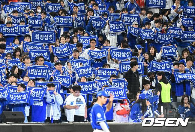 [OSEN=대전, 이대선 기자] 24일 오후 대전 한화생명볼파크에서 2025 신한 SOL Bank KBO리그 포스트시즌 플레이오프 5차전 한화 이글스와 삼성 라이온즈의 경기가 열렸다.한화는 코디 폰세, 삼성은 최원태를 선발 투수로 내세웠다.삼성 팬들이 열띤 응원을 펼치고 있다. 2025.10.24 /sunday@osen.co.kr