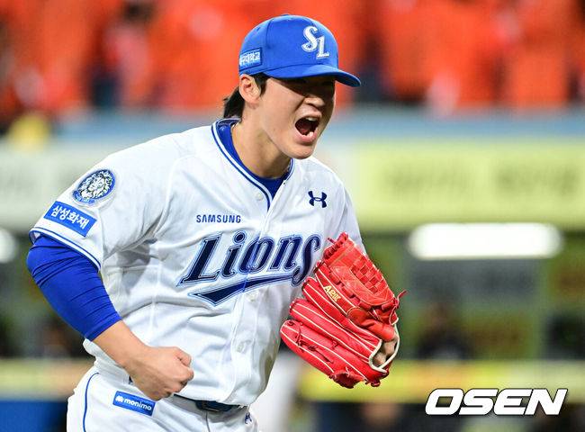 [OSEN=대구, 조은정 기자]프로야구 삼성 라이온즈가 아직 플레이오프는 끝나지 않았다고 외쳤다. 김영웅의 미친 대활약에 힘입어 시리즈를 5차전으로 끌고 간다.삼성은 22일 대구 삼성 라이온즈파크에서 열린 '2025 신한 SOL뱅크 KBO리그' 포스트스진 플레이오프 4차전 한화 이글스와의 경기에서 7-4로 역전승을 거뒀다. 이로써 삼성은 시리즈 전적 2승2패를 만들며 승부를 5차전까지 끌고 갔다. 5차전은 오는 24일 대전 한화생명볼파크에서 열린다. 이날 김영웅이 동점 스리런 홈런과 역전 스리런 홈런을 연달아 뽑아내며 승리를 이끌었다. 김영웅은 이날 6타점을 더하면서 2017년 두산 오재일과 함께 단일 플레이오프 최다 타점(12타점) 타이를 이뤘다.삼성 이호성이 8회 삼자범퇴로 이닝을 막은 뒤 포효하고 있다. 2025.10.22 /cej@osen.co.kr