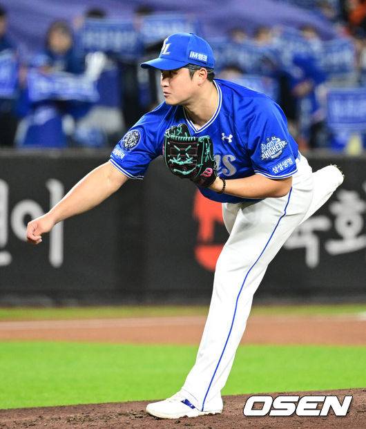 [OSEN=대전, 이대선 기자] 24일 오후 대전 한화생명볼파크에서 2025 신한 SOL Bank KBO리그 포스트시즌 플레이오프 5차전 한화 이글스와 삼성 라이온즈의 경기가 열렸다.한화는 코디 폰세, 삼성은 최원태를 선발 투수로 내세웠다.1회말 무사에서 삼성 선발투수 최원태가 역투하고 있다. 2025.10.24 /sunday@osen.co.kr