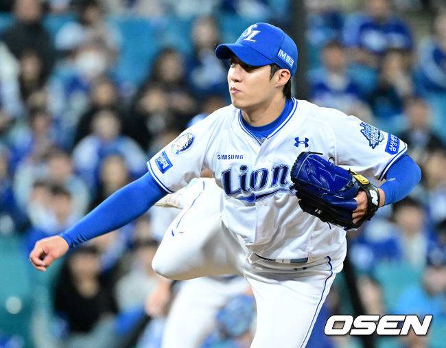 [OSEN=대구, 최규한 기자] 22일 대구 삼성라이온즈파크에서 ‘2025 신한 SOL Bank KBO리그’ 포스트시즌 플레이오프 4차전 삼성 라이온즈와 한화 이글스의 경기가 열렸다.삼성은 원태인, 한화는 정우주를 선발로 내세웠다.1회초 삼성 선발 원태인이 힘차게 공을 뿌리고 있다. 2025.10.22 / dreamer@osen.co.kr