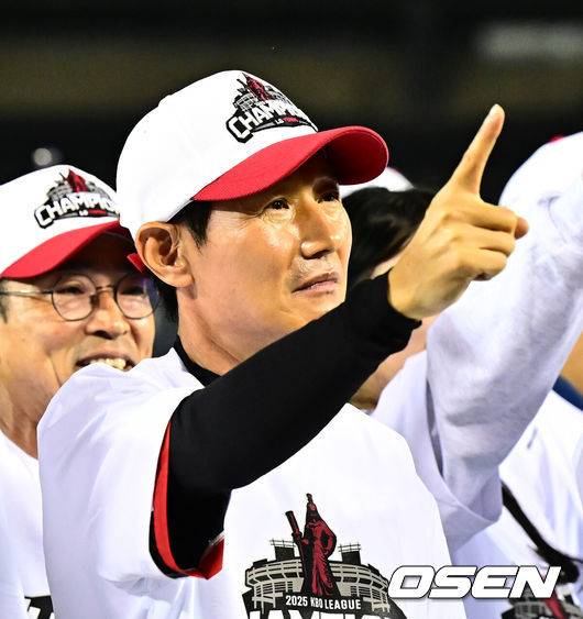 [OSEN=잠실, 지형준 기자] 프로야구 LG 트윈스가 극적으로 2025 정규시즌 우승을 차지했다. 자력 우승이 물거품이 된 LG는 SSG 랜더스가 한화 이글스에 극적인 끝내기 승리를 거두면서 우승을 확정했다. LG는 1일 서울 잠실구장에서 열린 2025 KBO리그 NC와 시즌 마지막 경기에서 3-7로 패배했다. 이로써 LG는 85승 3무 56패로 시즌을 마쳤다. LG 염경엽 감독이 우승 세리머니를 하고 있다. 2025.10.01 /jpnews@osen.co.kr
