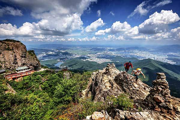 쌍거북바위에서 본 약사암과 구미시내. 정상도 경치가 좋지만, 쌍거북바위에서 본 경치가 가장 금오산답다. 다만 찾아가는 길이 모호하므로 주의해야 한다.&nbsp;